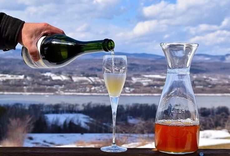hand pouring a glass of quebec cider